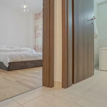 Cn2i Luxury Accommodation/mv Apartment